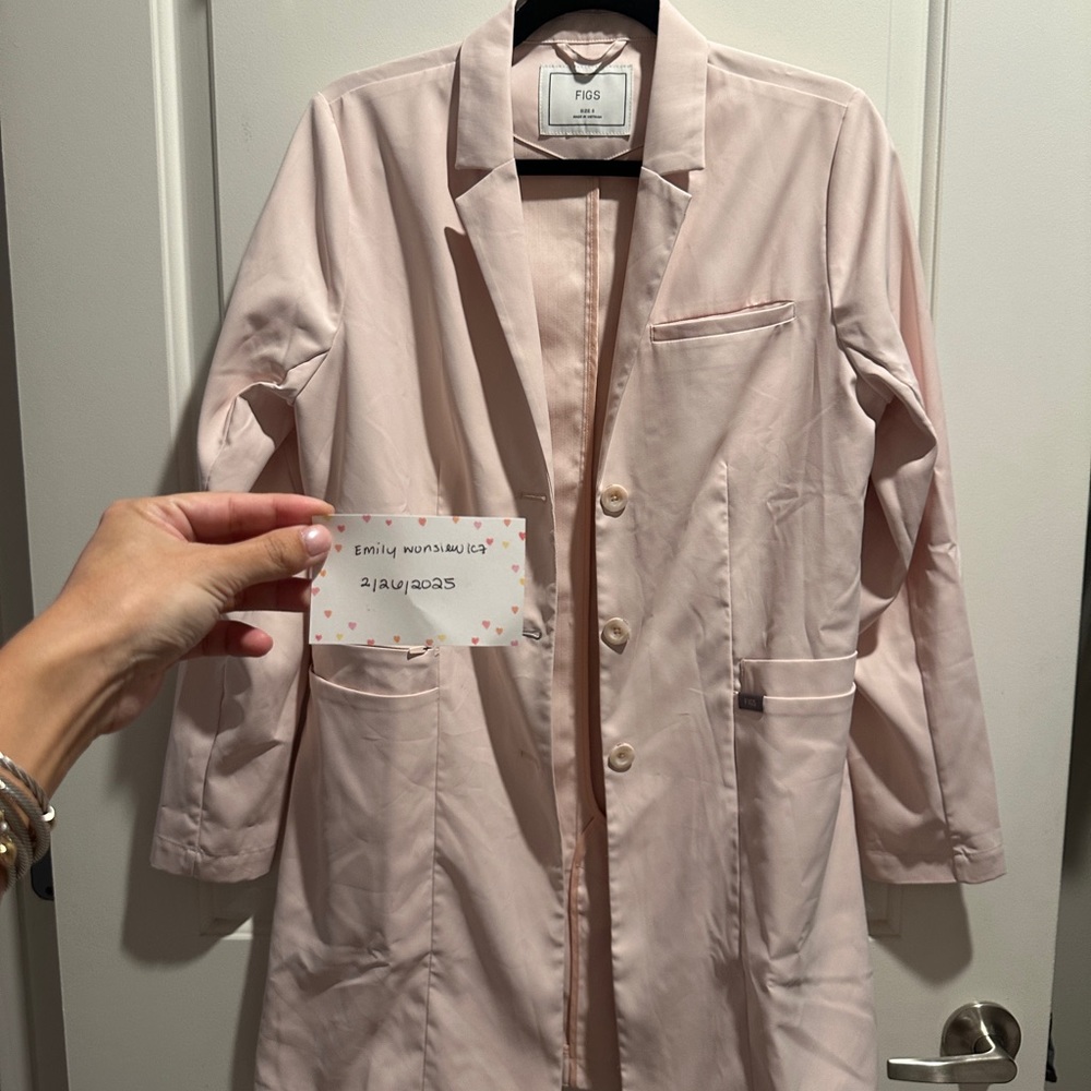 Figs Limited Edition: Women's Pink
Powder Bellevue - Slim Long Lab Coat